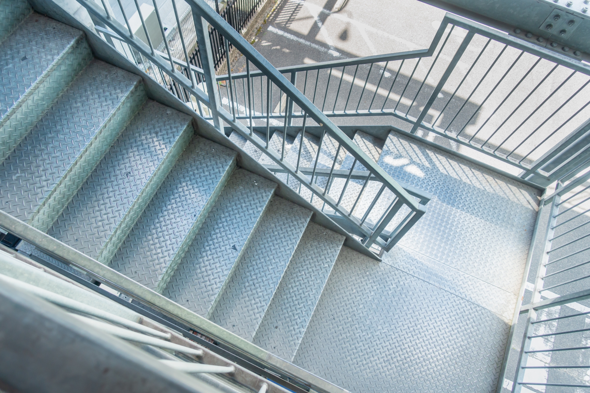 裏口や非常階段、駐車場など、道路から見えにくい場所は犯人にとって好都合